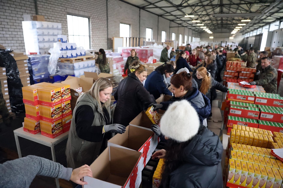 In Köln werden wieder Pakete für die Rundschau-Altenhilfe gepackt