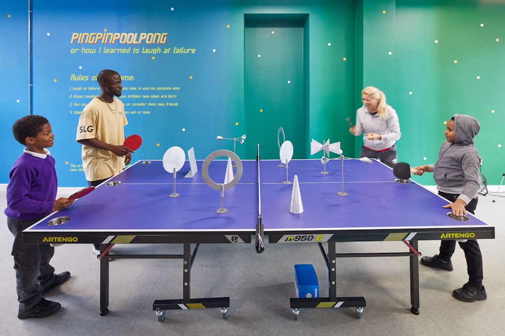 Eine Ausstellung im Haus der Kunst, die zeigt, wie Künstler zu verschiedenen Zeiten die Kreativität von Kindern und ihre Wahrnehmung von Kunst verstanden haben. Hier das Tischtennisspiel „Pingpinpoolpoolpong“ von Basim Magdy 2020.