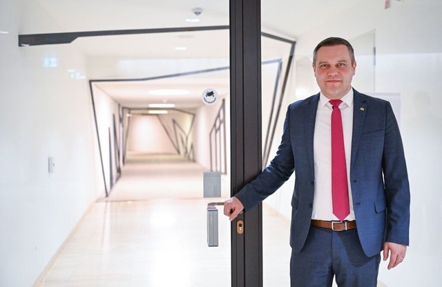 Anton Baron, Fraktionsvorsitzender der...g zu den Büros der Abgeordneten führt. | Foto: Bernd Weißbrod (dpa) Anton Baron, Fraktionsvorsitzender der...g zu den Büros der Abgeordneten führt. | Foto: Bernd Weißbrod (dpa)