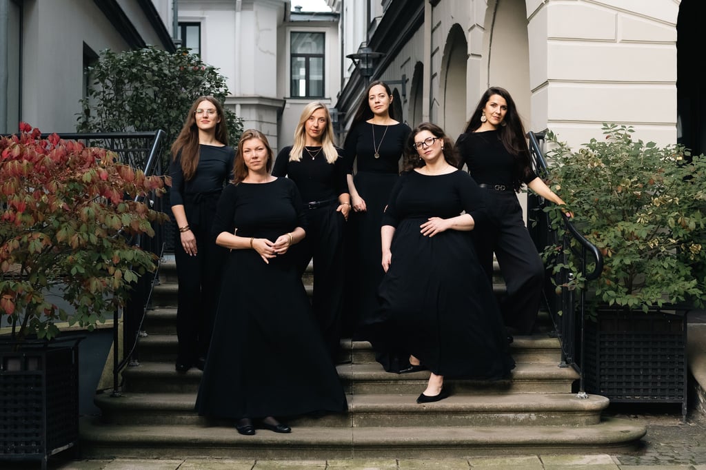 Raima Anna Strazdina (von links), Leiterin Dita Tomsone, Zane Sinicina, Guna Rasa, Sofija Upatniece, Indra Svike bilden die vielfach ausgezeichnete Vokalgruppe „ERA“, die Sonntag, 30. November, in der Haller St. Johanniskirche auftritt.