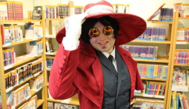 In der Manga-Ecke der halleschen Stadtbibliothek zeigt Max Heimann sich als Alucard aus der Anime-Serie Hellsing.