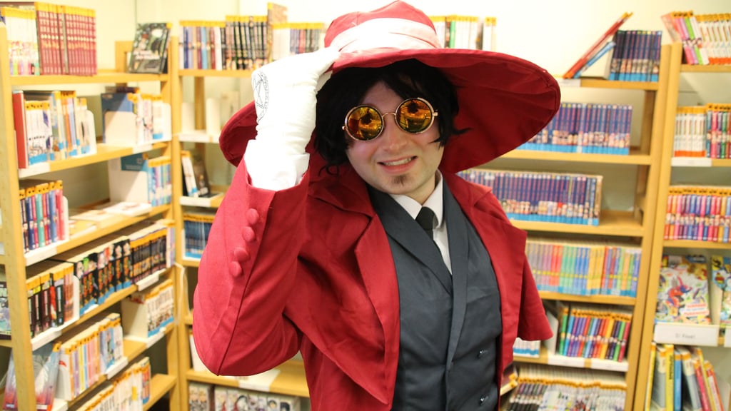 In der Manga-Ecke der halleschen Stadtbibliothek zeigt Max Heimann sich als Alucard aus der Anime-Serie Hellsing.