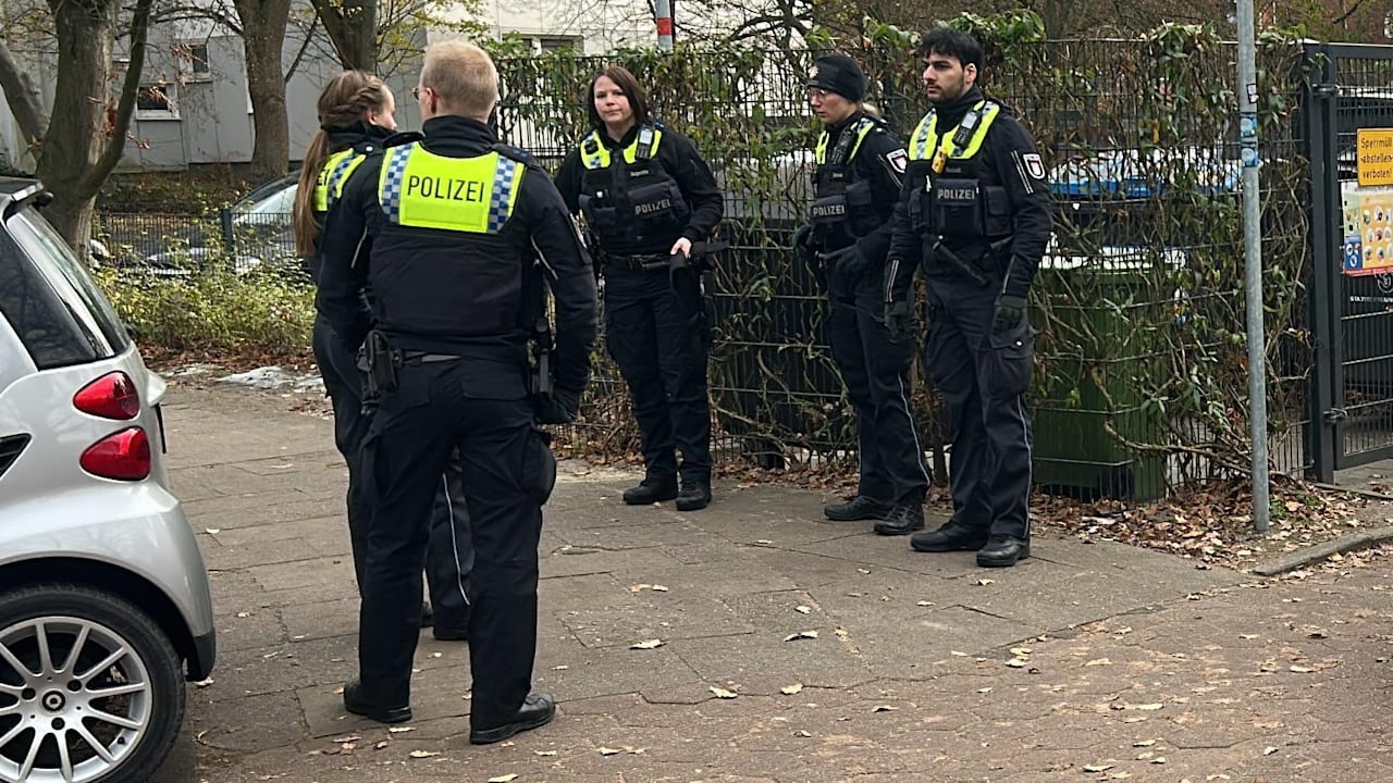 Hamburg: 40 Menschen behindern Polizeiarbeit nach Gewaltattacke | Regional