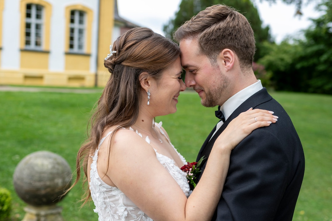 Die "Hochzeit auf den ersten Blick"-Kandidaten Michelle und Marlon nach ihrem Jawort. Sie flogen mit einem  Regelverstoß auf.