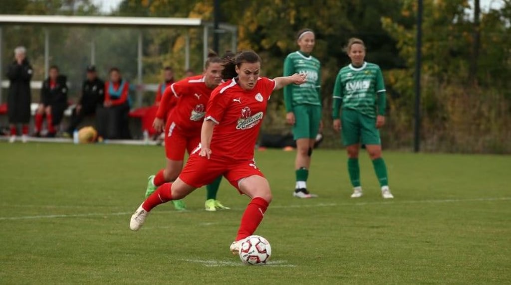 HFC-Torjägerin Prisca Staiger und alle anderen Fußballerinnen im Land müssen am Wochenende pausieren. Damit für die Fußball-Männer genug Schiedsrichter verfügbar sind, müssen die Frauen pausieren.  