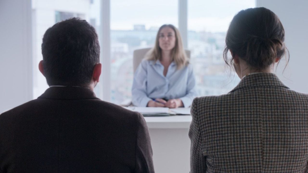 Der nur 78 Minuten lange „Wir glauben Euch“ begeistert vor allem mit seiner inszenatorischen Strenge, die alles Überflüssige ausblendet.