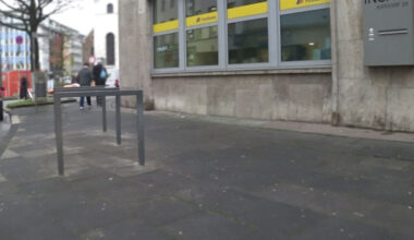 Schnapsideen in Wuppertal: Fahrradabstellbügel in tarngrau, quer auf Gehweg