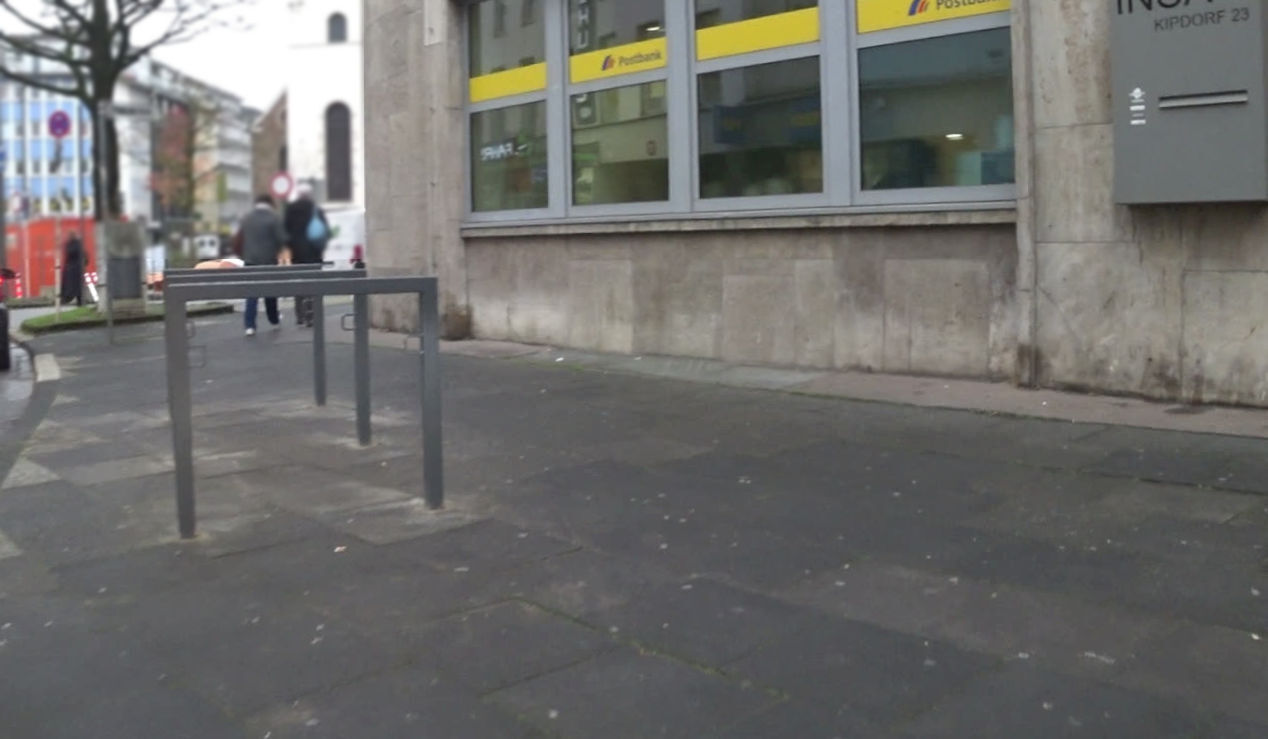 Schnapsideen in Wuppertal: Fahrradabstellbügel in tarngrau, quer auf Gehweg