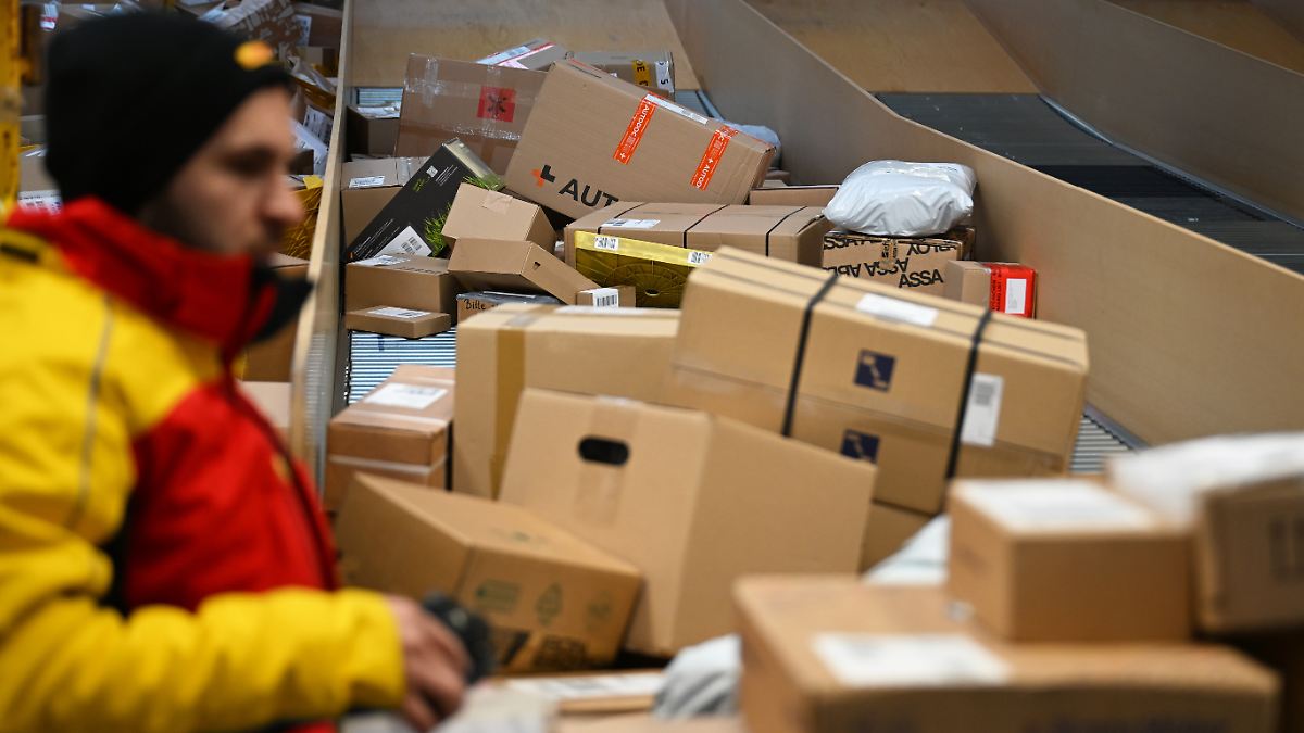 Sparprogramm verfängt: DHL trotzt sinkendem Umsatz mit steigendem Gewinn
