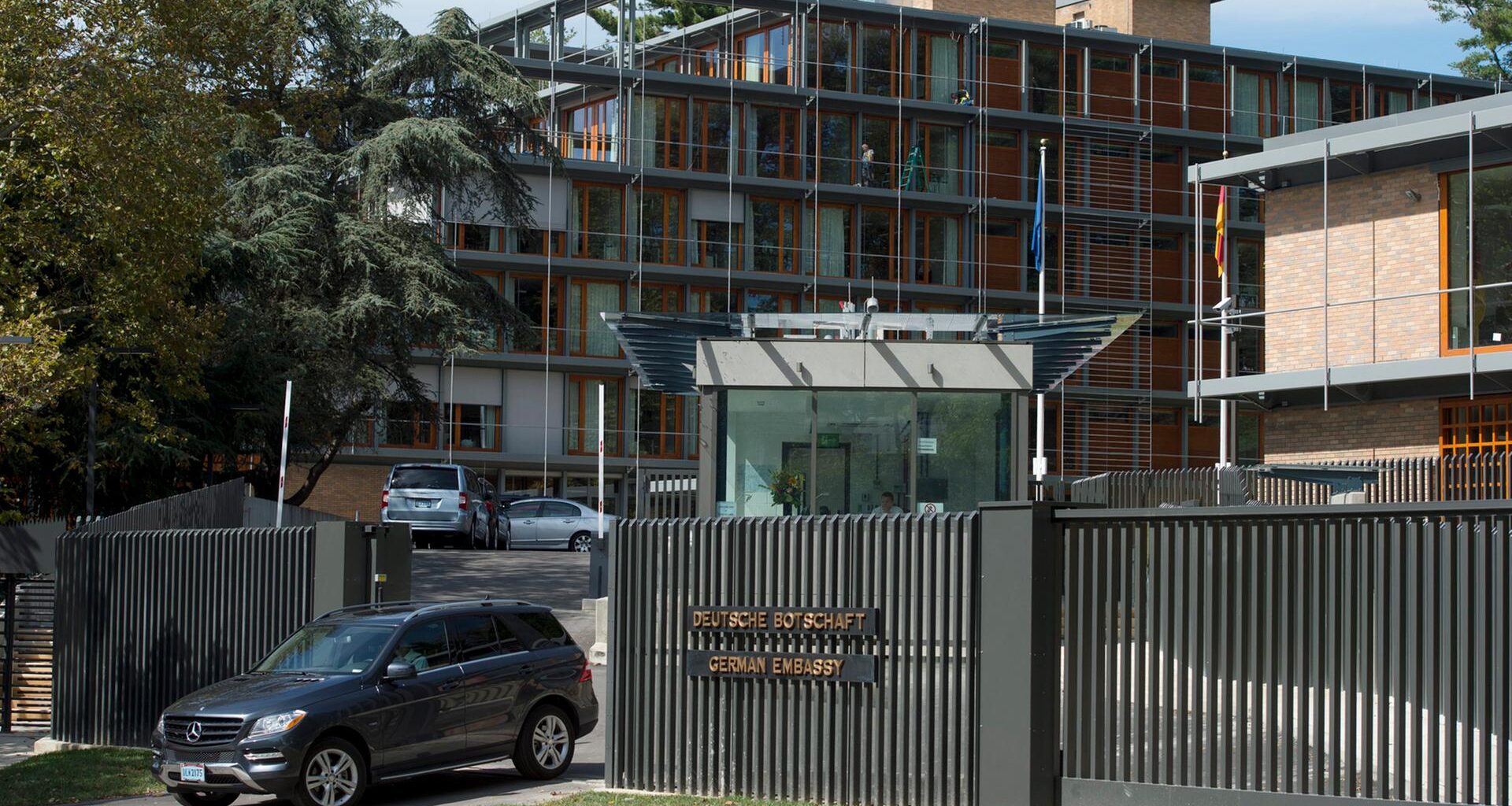 Durch die Toreinfahrt der Deutschen Boschaft in Washington fährt ein dunkler SUV.