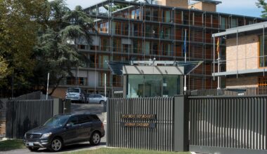 Durch die Toreinfahrt der Deutschen Boschaft in Washington fährt ein dunkler SUV.