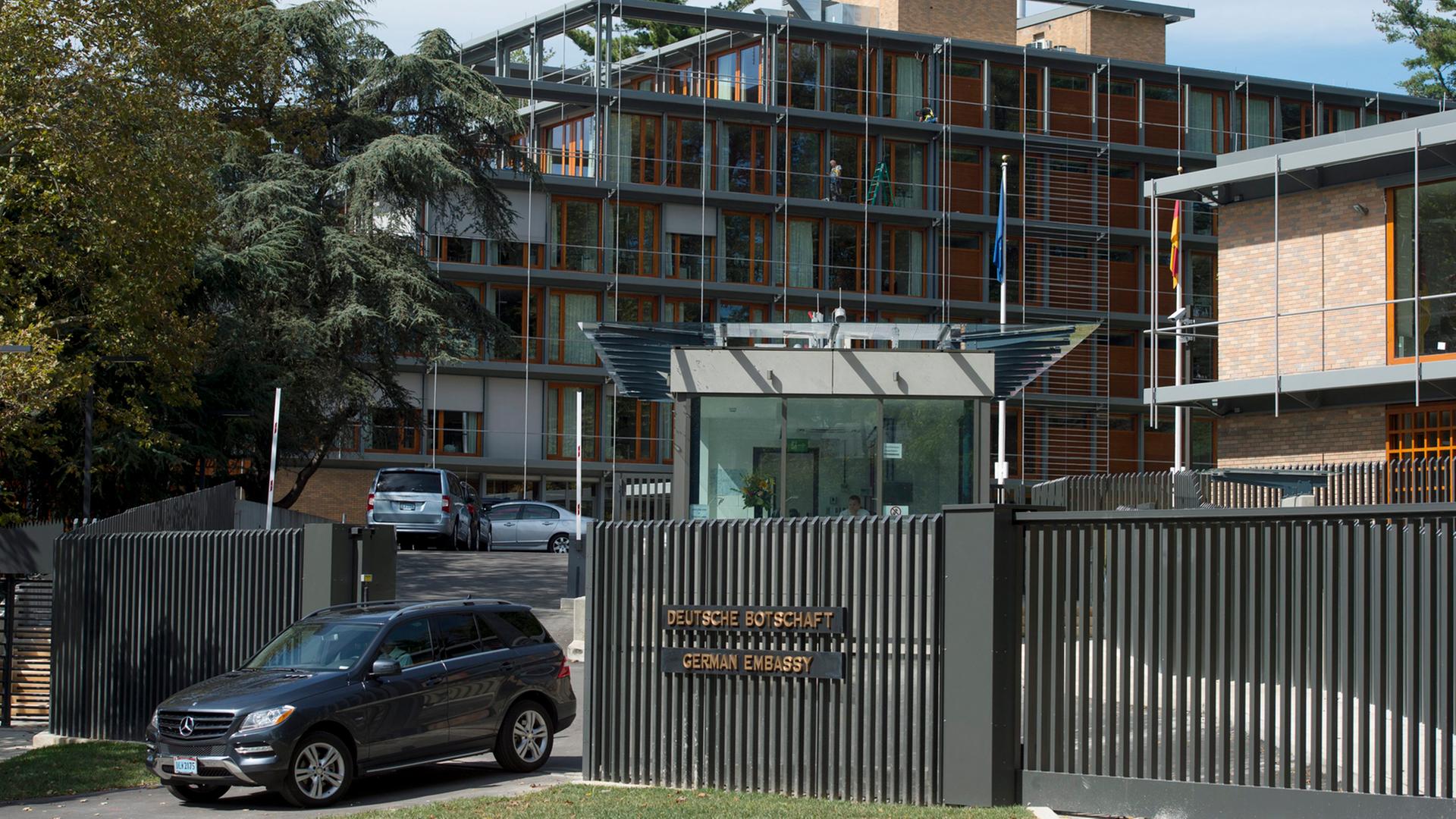 Durch die Toreinfahrt der Deutschen Boschaft in Washington fährt ein dunkler SUV. Durch die Toreinfahrt der Deutschen Boschaft in Washington fährt ein dunkler SUV.