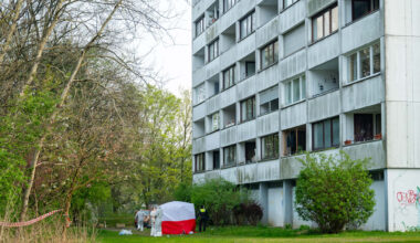 Prozessbeginn: Zehn Angeklagte nach tödlichem Sturz aus Hochhaus vor Gericht