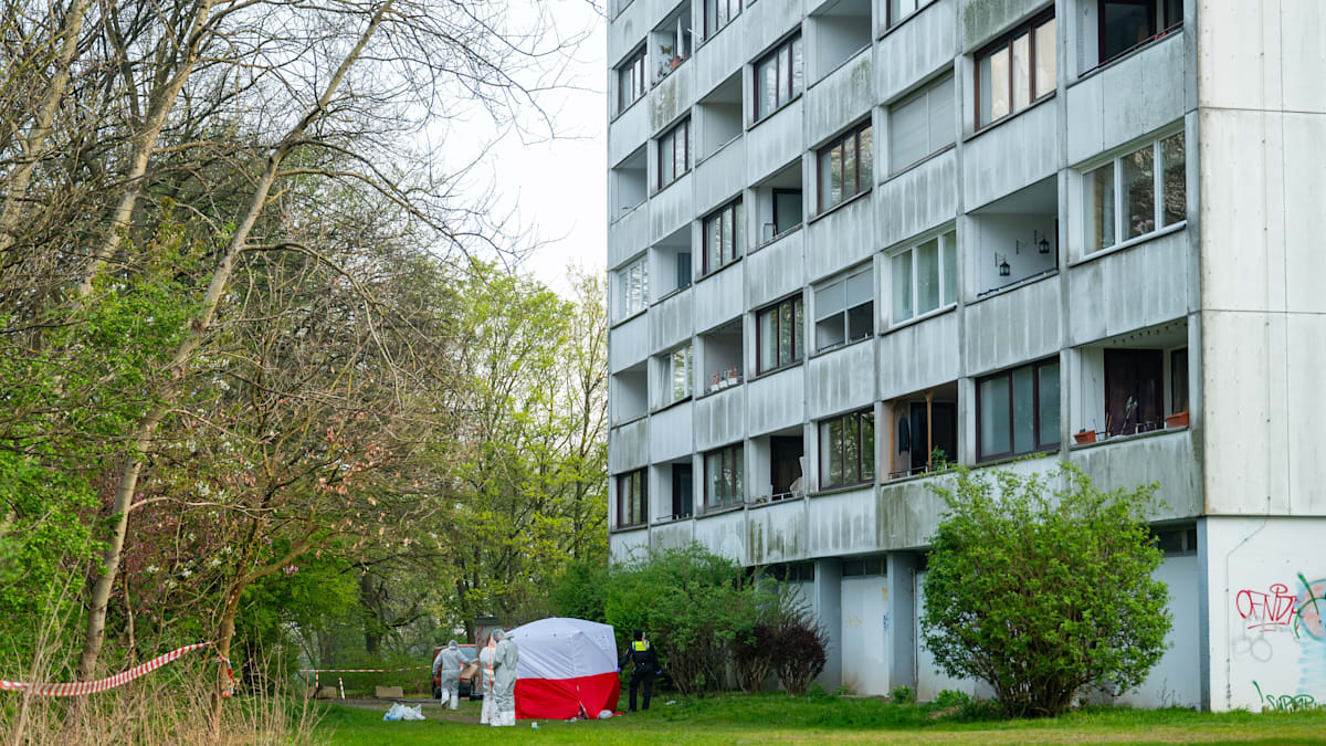 Prozessbeginn: Zehn Angeklagte nach tödlichem Sturz aus Hochhaus vor Gericht