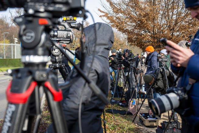 Dutzende Journalisten warten vor der amerikanischen Vertretung in Genf. Die Verhandlungen rufen grosses Interesse hervor.