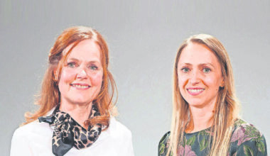 Einsatz für Menschen mit Multipler Sklerose: Frau aus Unterreichenbach bekommt Preis der AMSEL-Stiftung - Region