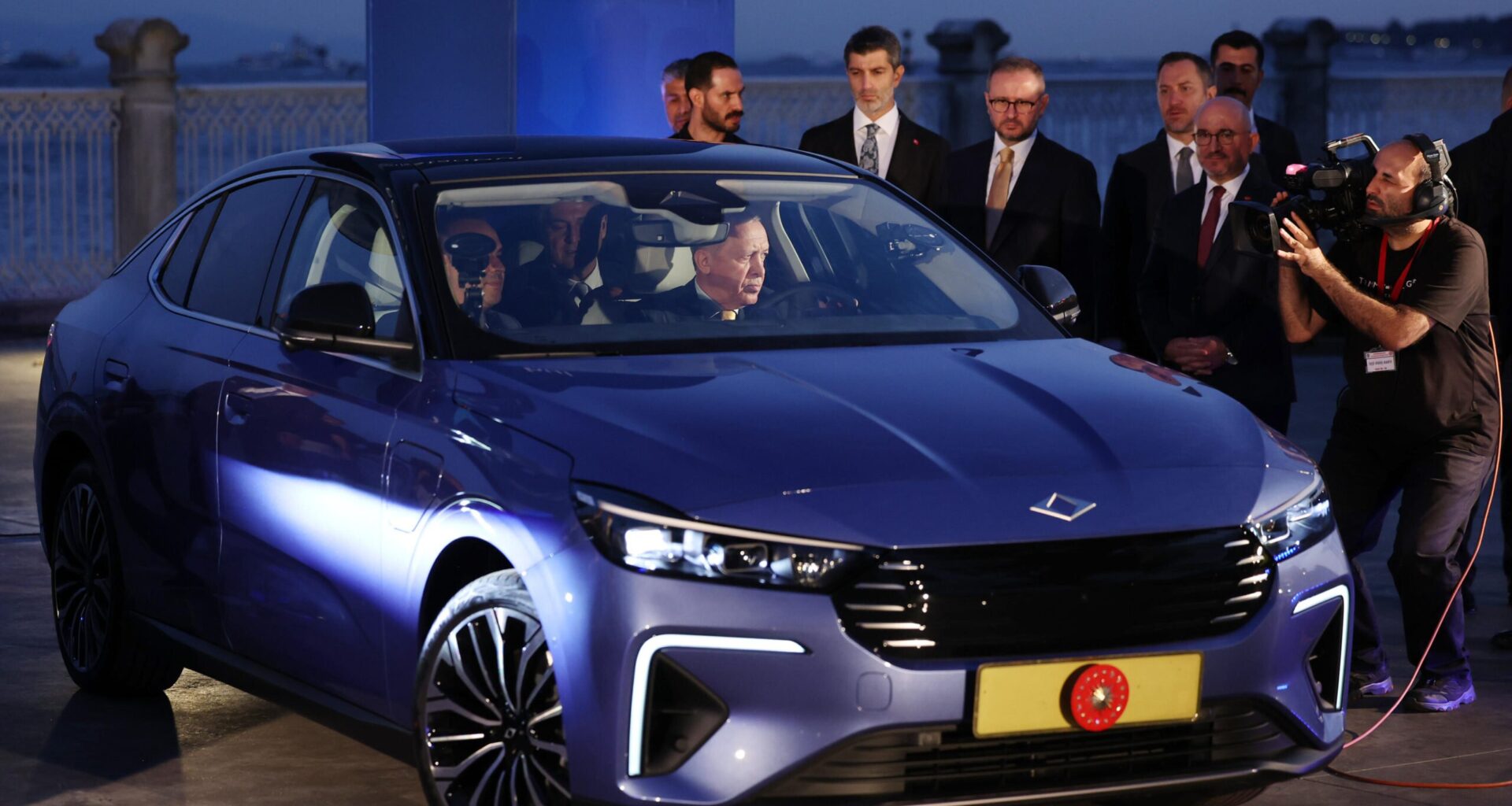 Der türkische Präsident Recep Tayyip Erdogan testet den neuen Togg T10F: Die ersten 600 Stück des