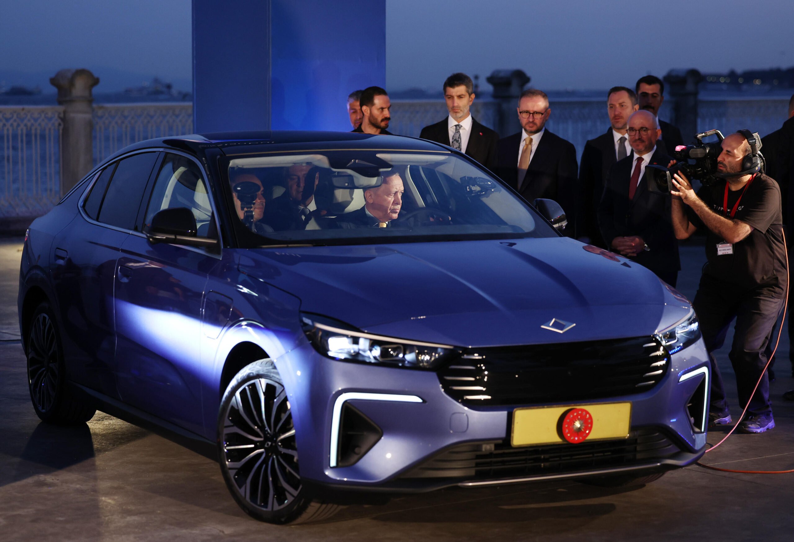 Der türkische Präsident Recep Tayyip Erdogan testet den neuen Togg T10F: Die ersten 600 Stück des