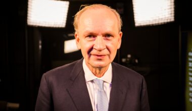 Autor von Schirach: Ankündigungen des Kanzlers sind „irre gefährlich“ | Politik