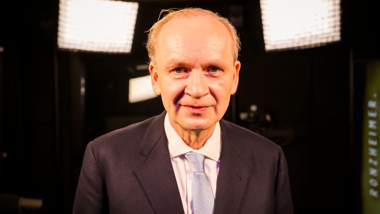 Autor von Schirach: Ankündigungen des Kanzlers sind „irre gefährlich“ | Politik