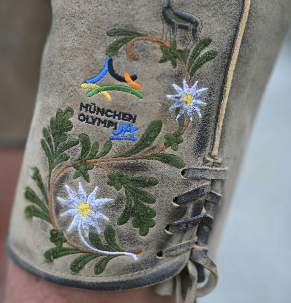 Lederhose mit olympischer Message: Der neue Vorsitzende der DOG-München ist standesgemäß gekleidet.