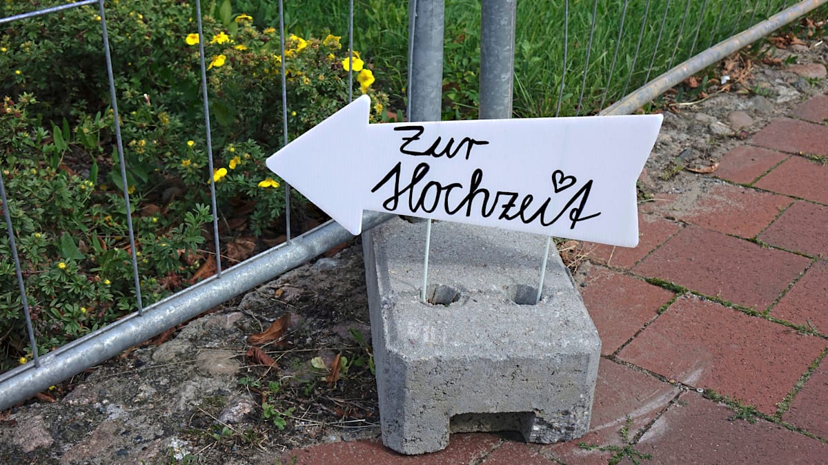 Kirche distanziert sich: „Polyhochzeit“ in Berlin – Pastorin segnet vier Männer