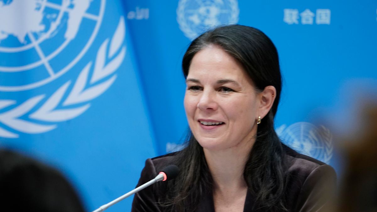 "Der Herbst in New York ...": Baerbock gibt in neuem Instagram-Video das "Gossip Girl"