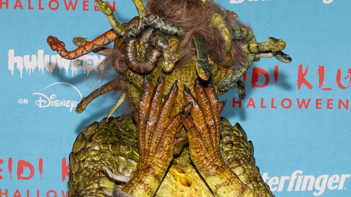 "Werdet zu Stein erstarren ...": Heidi Klum enthüllt endlich ihr Halloween-Kostüm
