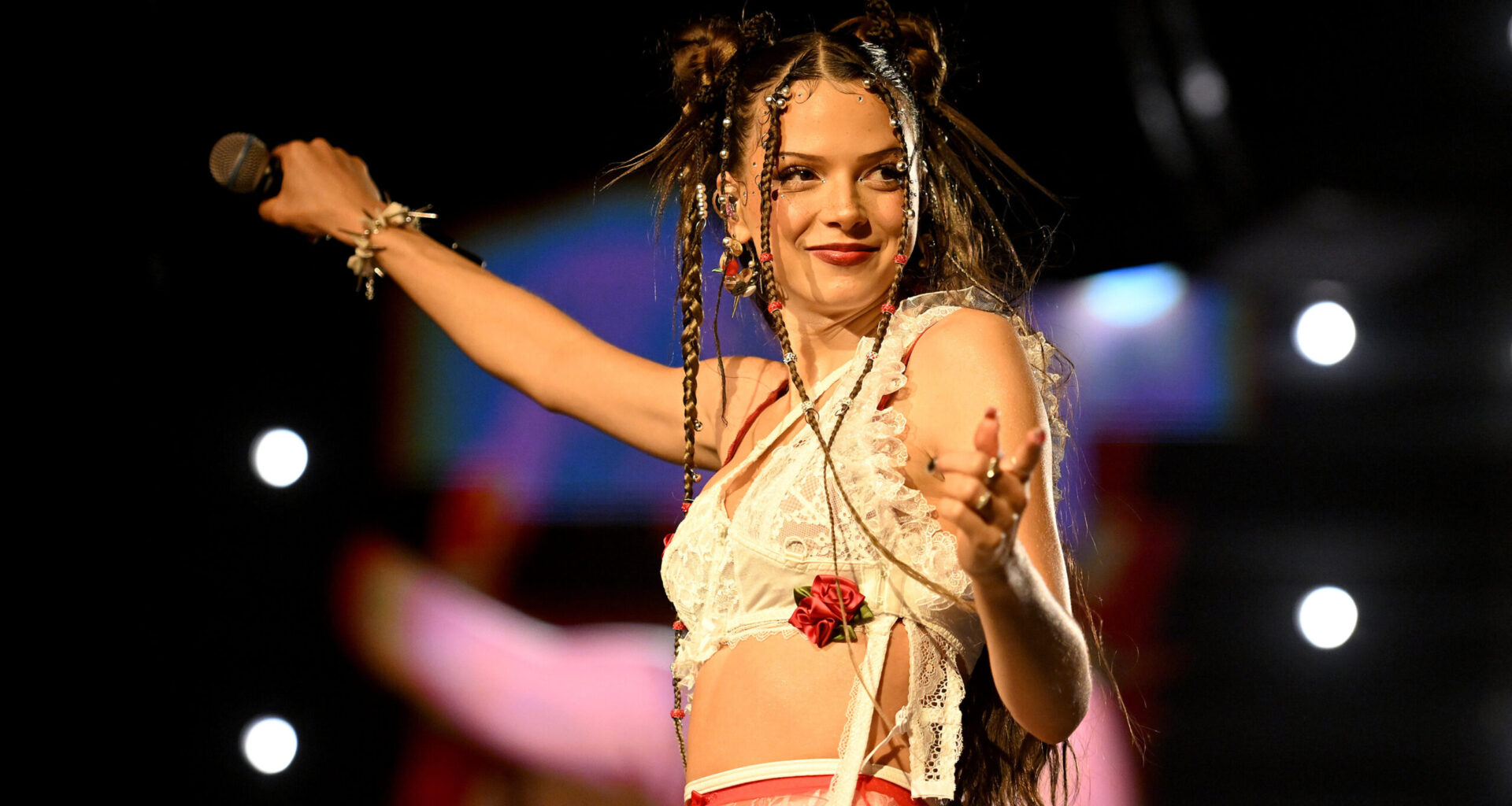 Nina Chuba während eines Konzerts