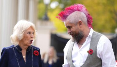 Da geht der Punk ab: Königin Camilla verteilt Ofenkartoffeln