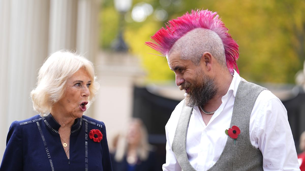 Da geht der Punk ab: Königin Camilla verteilt Ofenkartoffeln