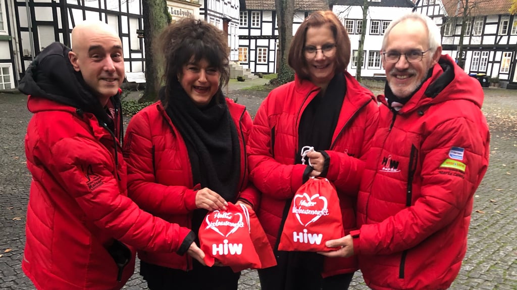 Im weihnachtlichen Rot präsentiert sich das Nikolausmarkt-Orga-Team (von links): Sebastian Fritzsch, Maria Carotta, Cordula Verdugo-Rodriguez und Volker Kaisera