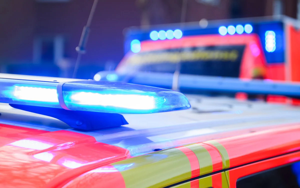 Mannheim - Transporter kracht in Bahn – Mann lebensgefährlich verletzt - Panorama