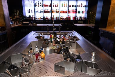 Das wabenförmige Element der norwegischen It-Firma Behind Bars bietet dem Publikum einen freien Blick auf die Künste der Barkeeper.