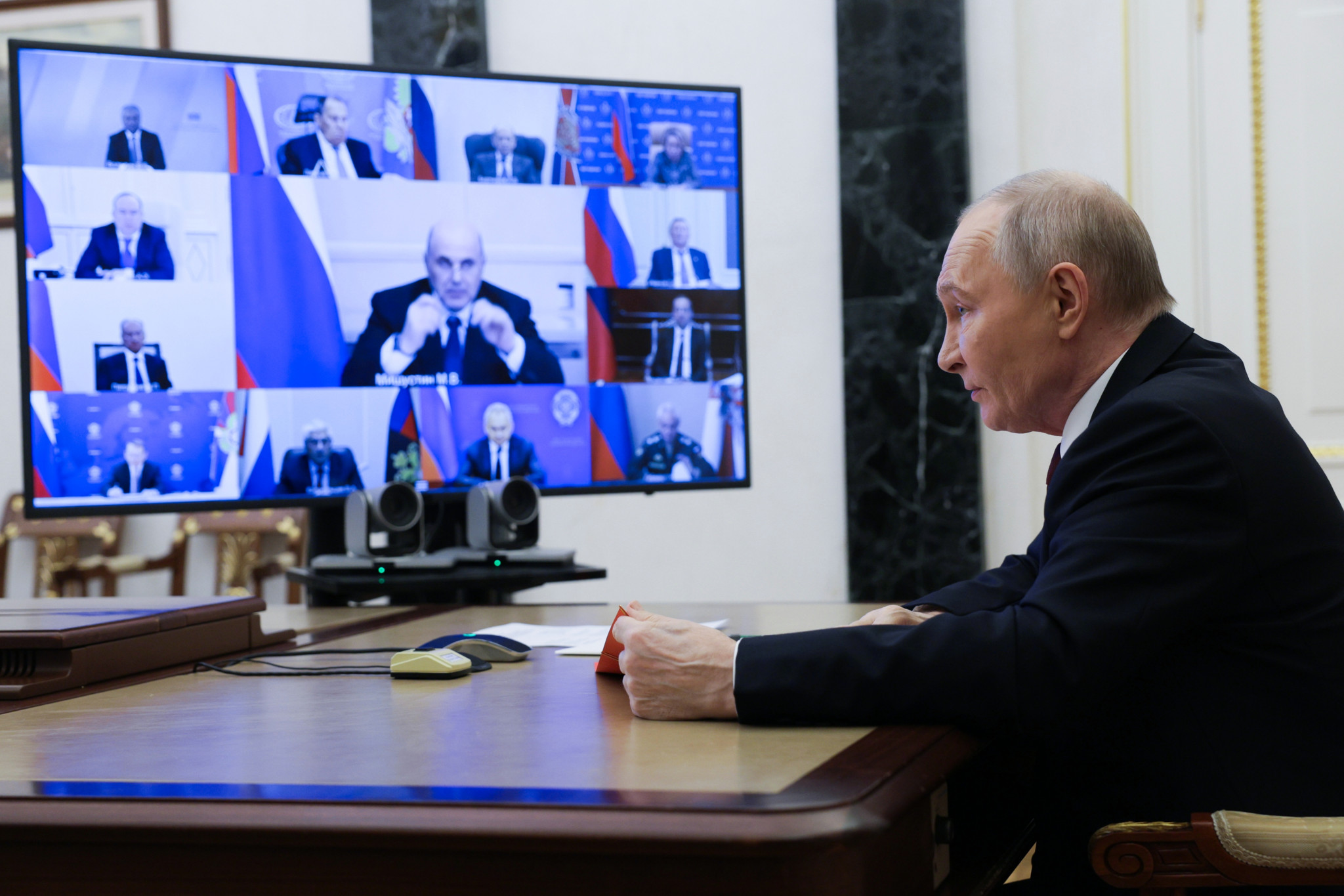 Russlands Präsident Wladimir Putin hält eine Rede bei einem Treffen mit Mitgliedern des Sicherheitsrates im Kreml in Moskau, während er auf einen Bildschirm mit Videokonferenzteilnehmern schaut, 21. November 2025.