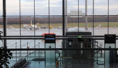 Flughafen Köln/Bonn: Erneut laufen Passagiere auf Kölner Flugfeld