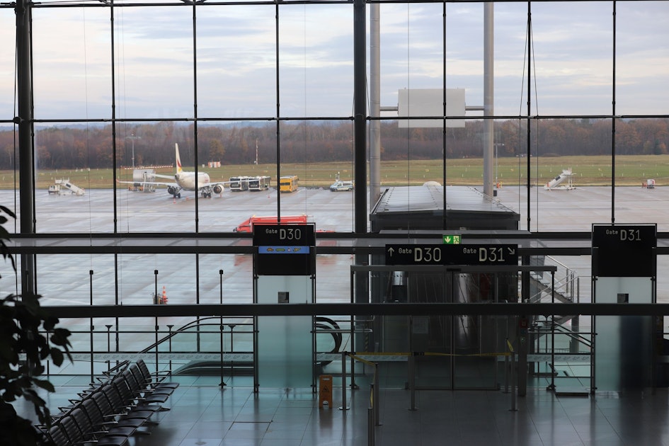 Flughafen Köln/Bonn: Erneut laufen Passagiere auf Kölner Flugfeld