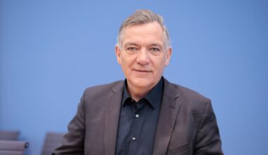 Jan van Aken plant Ratgeber gegen Wehrpflicht | Politik