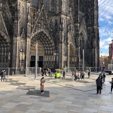 Die Domplatte vor dem Hauptportal des Kölner Doms.