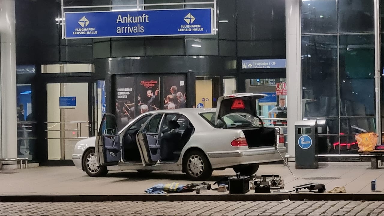 Alarm am Flughafen Leipzig: Auto stoppt vor Terminal, Fahrer flüchtet | Regional