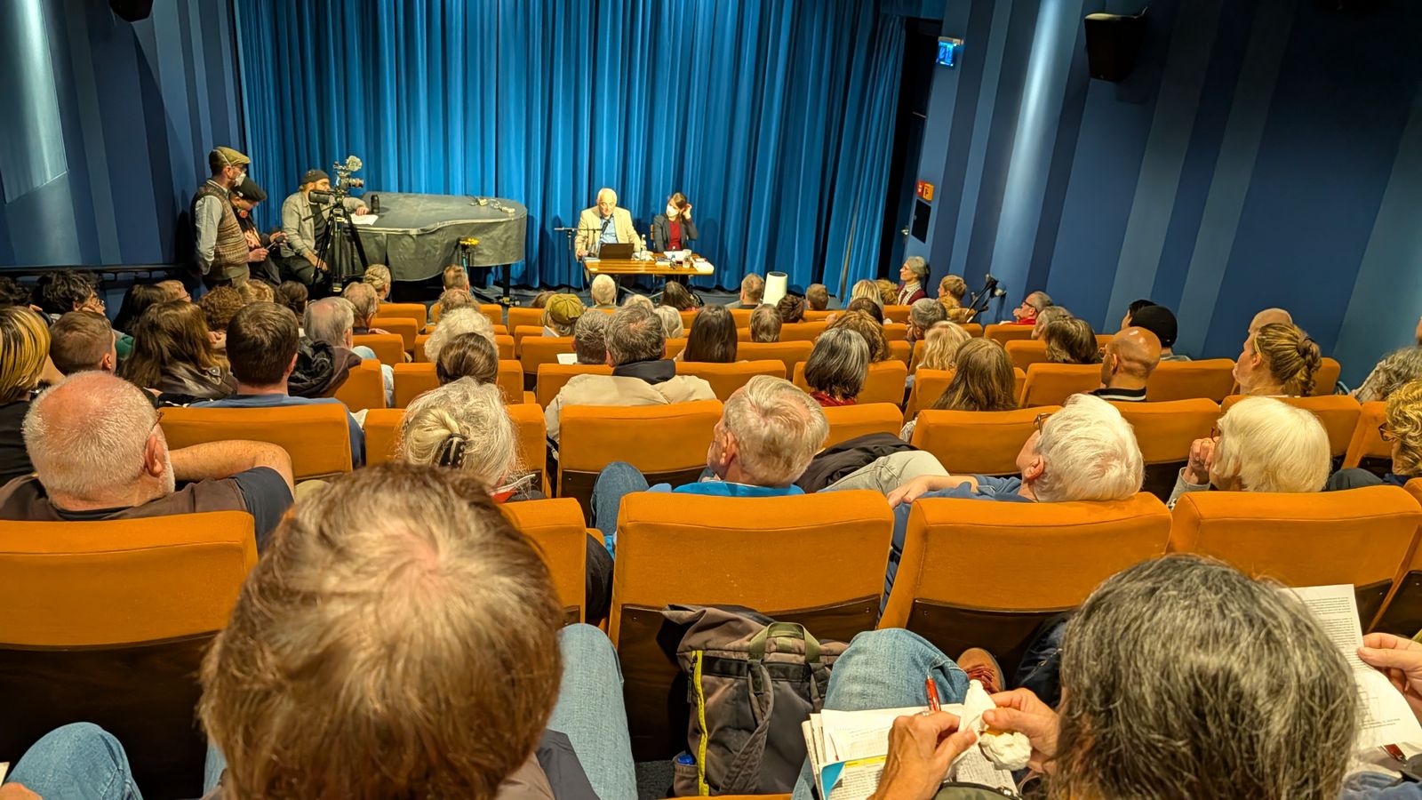 Großer Andrang bei der Buchvorstellung des Mehring Verlags auf der Linken Literaturmesse Nürnberg