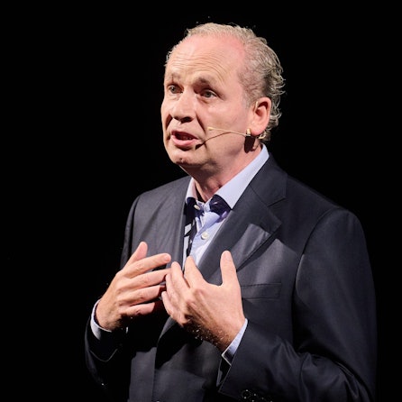 Schriftsteller Ferdinand von Schirach thematisiert bei Caren Miosga falsche Versprechen von Politikern - und bringt eigene Ideen ins Spiel.