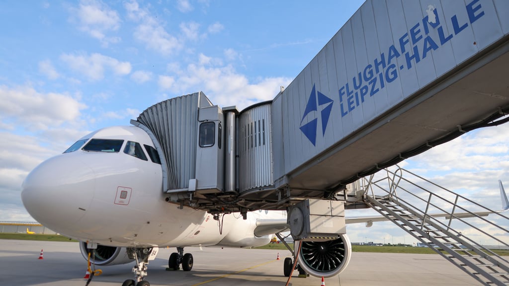 Geburt über den Wolken? Frau bekommt im Flugzeug plötzlichen Wehen