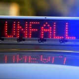 Unfall-Anzeige auf einem Polizeifahrzeug