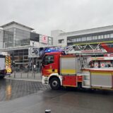 Ein Fahrzeg der Hertener Feuerwehr steht auf dem Ott-Wels-Platz vor Kaufland.
