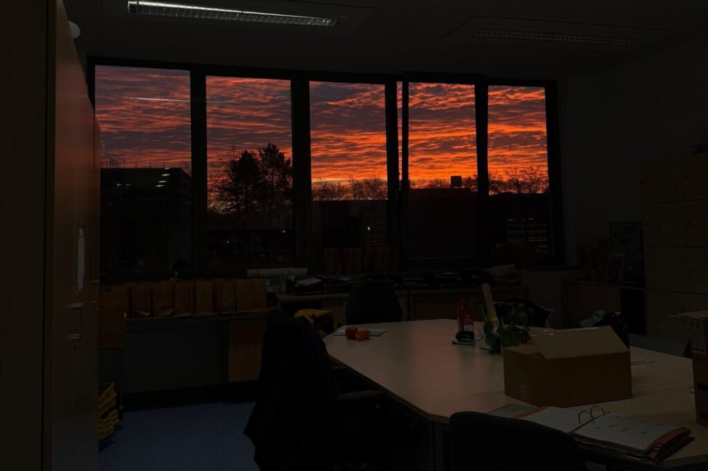 Fotos von Leserinnen und Lesern, die den bunten Sonnenaufgang über Dortmund zeigen.