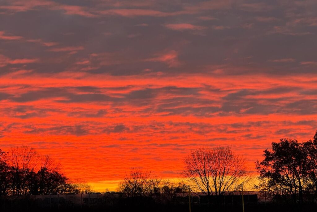 Fotos von Leserinnen und Lesern, die den bunten Sonnenaufgang über Dortmund zeigen.
