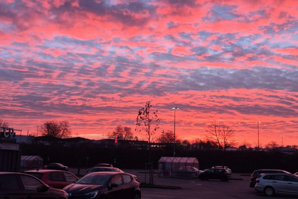 Fotos von Leserinnen und Lesern, die den bunten Sonnenaufgang über Dortmund zeigen.
