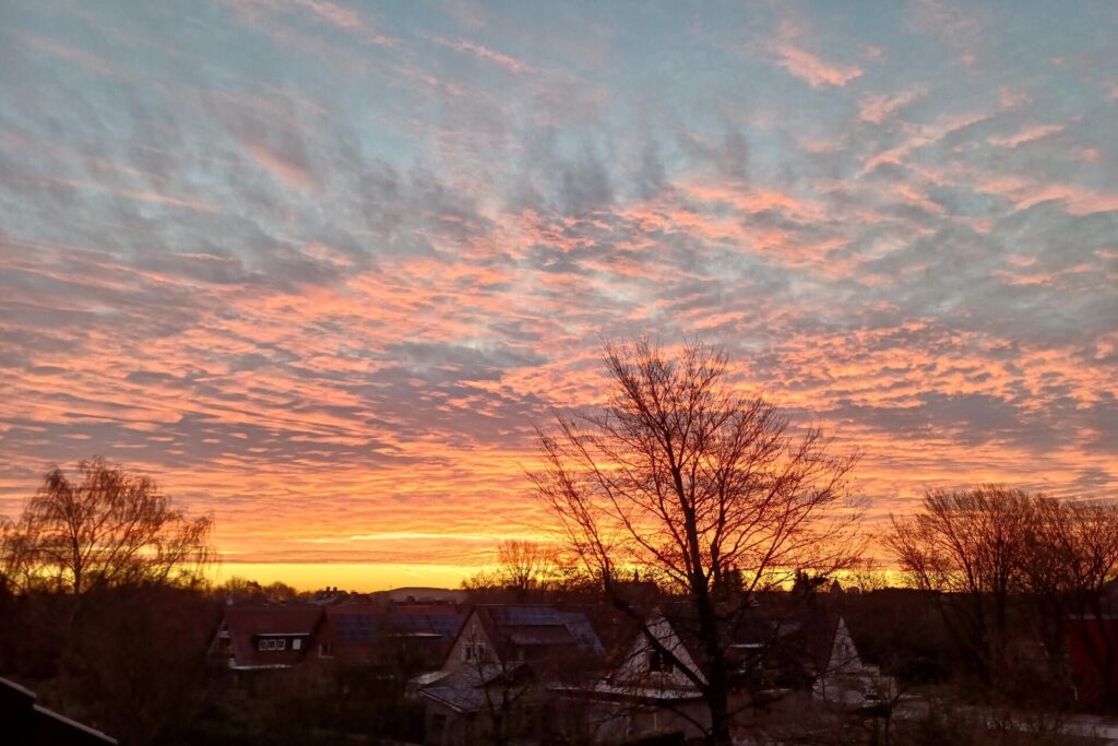 Fotos von Leserinnen und Lesern, die den bunten Sonnenaufgang über Dortmund zeigen.