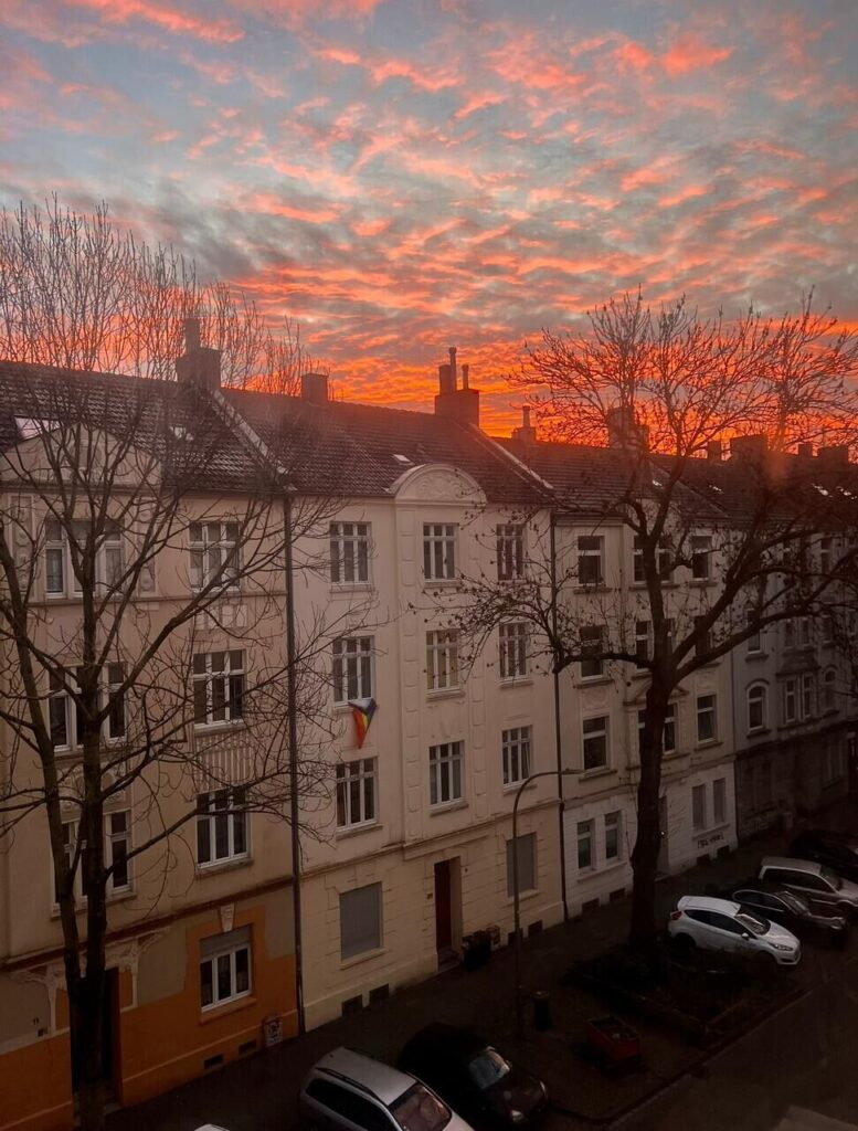 Fotos von Leserinnen und Lesern, die den bunten Sonnenaufgang über Dortmund zeigen.